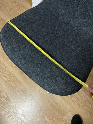 Silla de oficina gris y blanca. LANGFJÄL