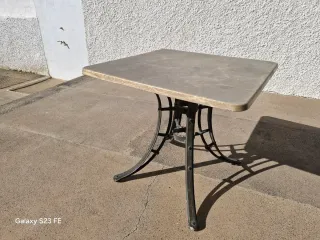 Mesa de jardín piedra y metal