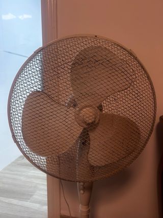 Ventilador de pie blanco