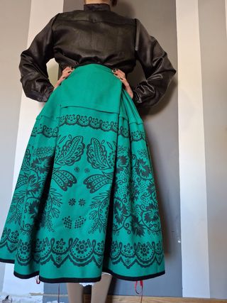 Falda regional verde con estampado