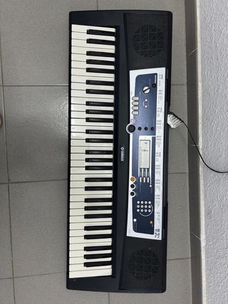 Teclado Yamaha Negro y Blanco