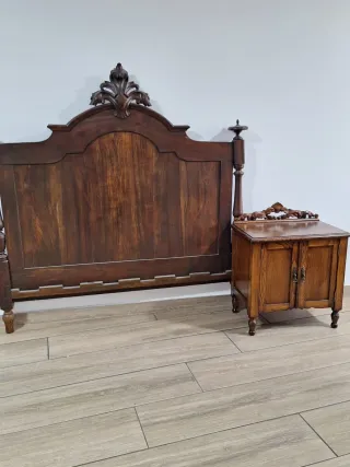 Cabecero y mesilla de madera maciza