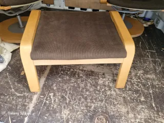 Sillas y reposapiés Ikea madera