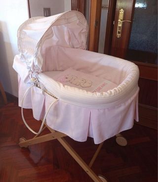 Cuna moisés rosa con capota