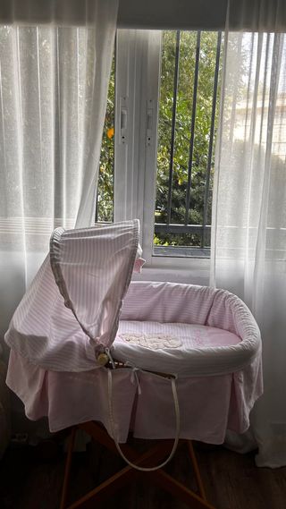 Cuna moisés rosa con capota