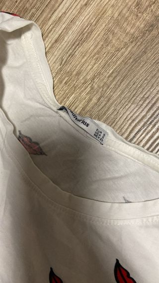 Camiseta Stradivarius Estampado Labios