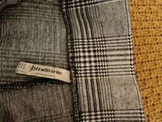 Pantalón Stradivarius cuadros gris y negro