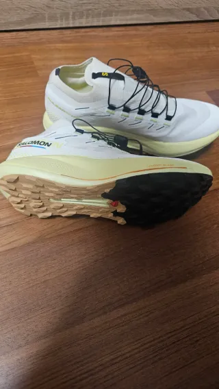 Zapatillas Trail Salomon Blancas y Amarillas