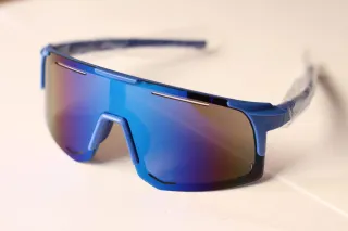 Gafas deportivas azules.