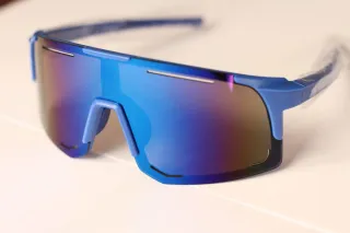 Gafas deportivas azules.