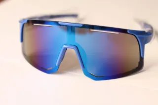 Gafas deportivas azules.