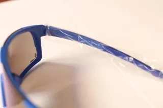 Gafas deportivas azules.