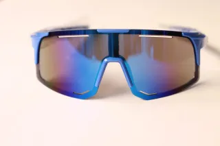 Gafas deportivas azules.