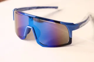 Gafas deportivas azules.