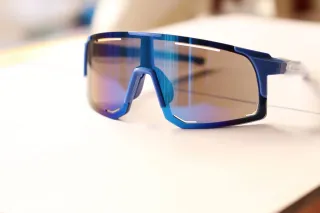 Gafas deportivas azules.