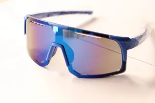 Gafas deportivas azules.