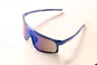 Gafas deportivas azules.