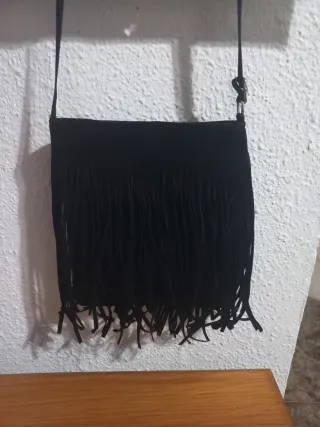 Bolso negro con flecos