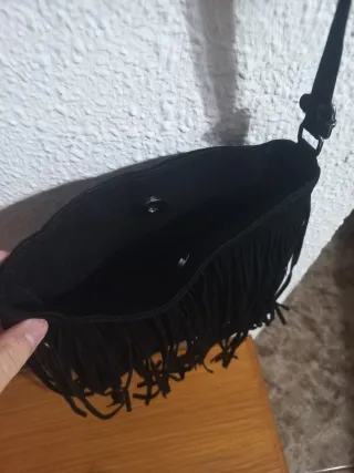 Bolso negro con flecos