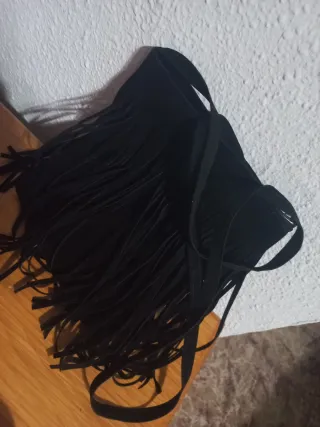 Bolso negro con flecos