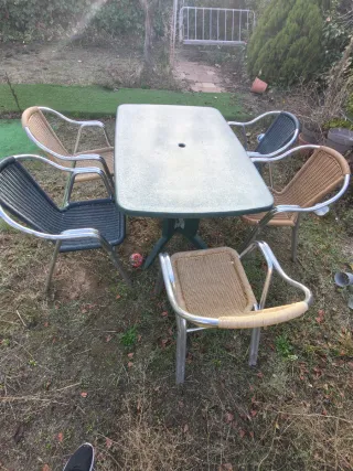 Mesa y 5 sillas exterior