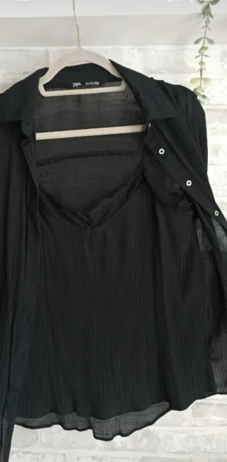 Camisa Negra con Top Lencero de Zara