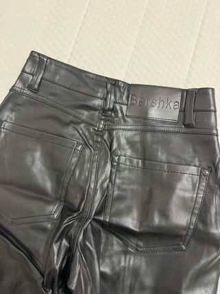 Pantaloni Bershka ecopelle neri