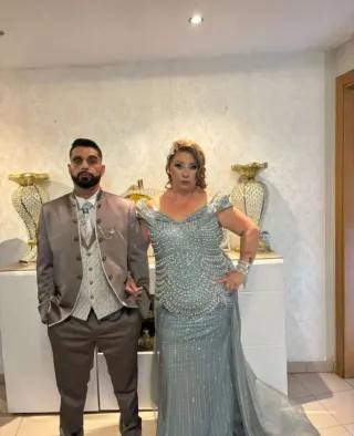 Vestido de boda verde agua bon pedrería con cola