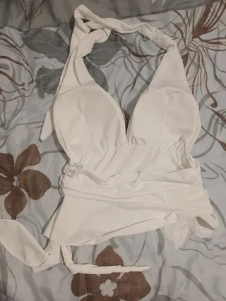 Blusa blanca halter con volantes