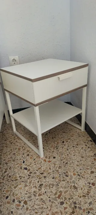 Cama Ikea con cabecero y 2 mesitas