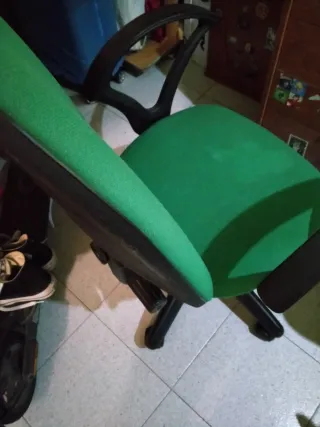 Mesa de estudio madera y plástico con silla
