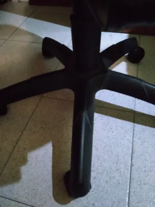 Mesa de estudio madera y plástico con silla