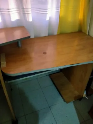 Mesa de estudio madera y plástico con silla