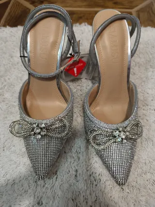 Tacones plateados con pedrería y lazo