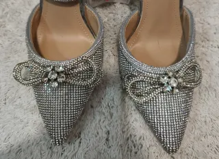 Tacones plateados con pedrería y lazo