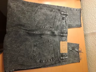 Pantalón vaquero gris desgastado
