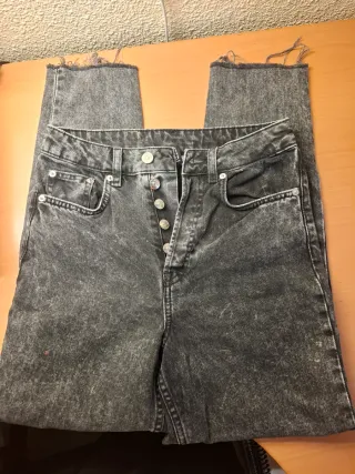 Pantalón vaquero gris desgastado