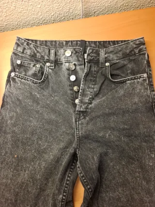 Pantalón vaquero gris desgastado