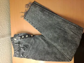 Pantalón vaquero gris desgastado