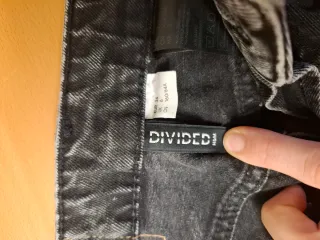 Pantalón vaquero gris desgastado