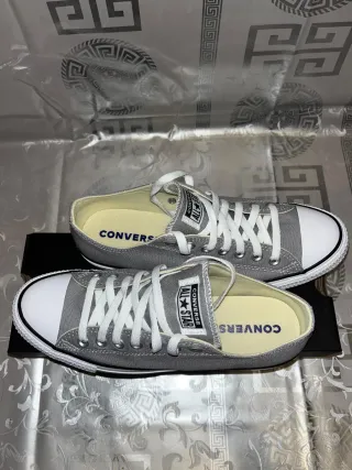 Converse grises y blancas