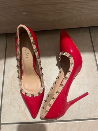 Scarpe con tacco rosse e borchie oro Tg 39