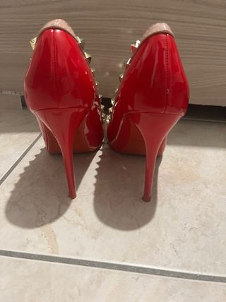 Scarpe con tacco rosse e borchie oro Tg 39