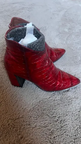 Botines charol piel rojos