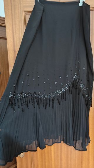 Falda larga plisada negra con pedrería para fiesta