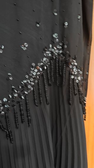 Falda larga plisada negra con pedrería para fiesta