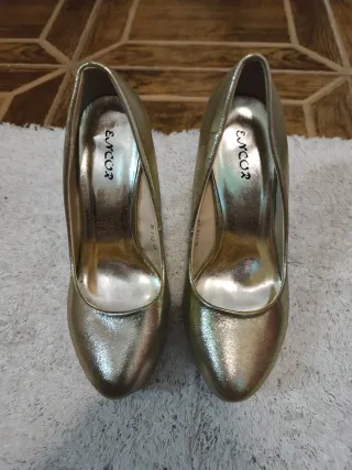 Tacones dorados de plataforma