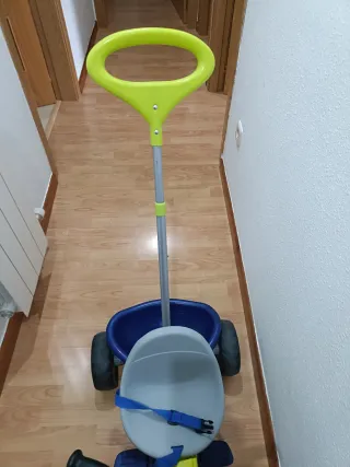 Triciclo infantil azul y amarillo