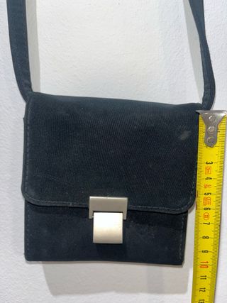 Bolso pequeño negro con cierre metálico