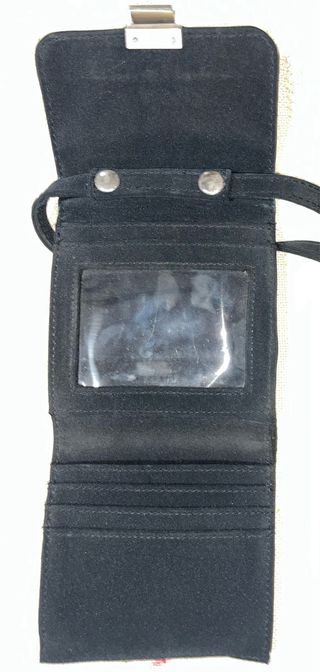 Bolso pequeño negro con cierre metálico